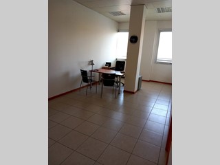 Ufficio in Vendita a Reggio Emilia, zona San Maurizio, 99'000€, 70 m², con Box