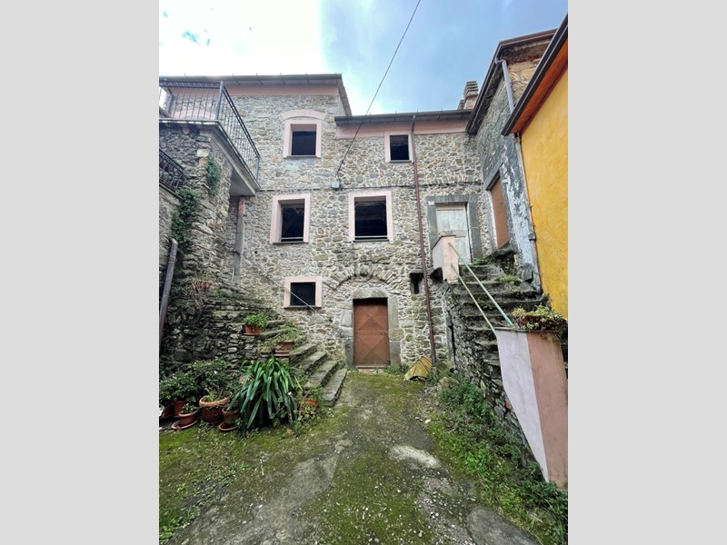 Casa Semi Indipendente in Vendita a Bolano, zona Montebello Di Mezzo, 35'000&euro;, 77 m²