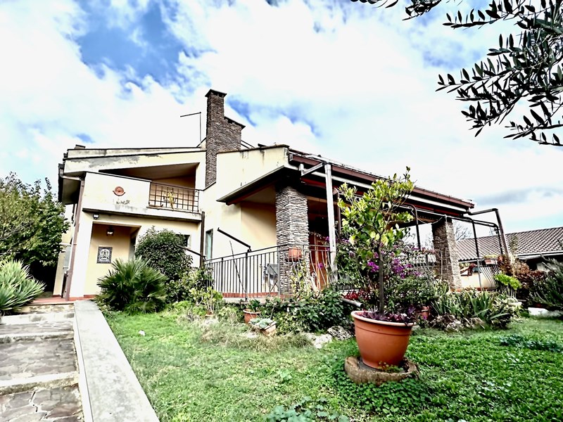 Villa bifamiliare in Affitto a Guidonia Montecelio, zona PARCO AZZURRO, 1'700€, 325 m²