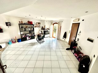 Villetta a schiera in Affitto a Guidonia Montecelio, zona PARCO AZZURRO, 1'200€, 174 m²