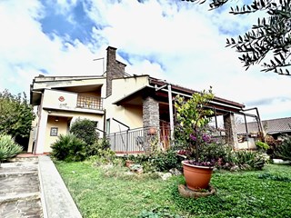 Villa in Vendita a Guidonia Montecelio, zona PARCO AZZURRO, 630'000€, 335 m²