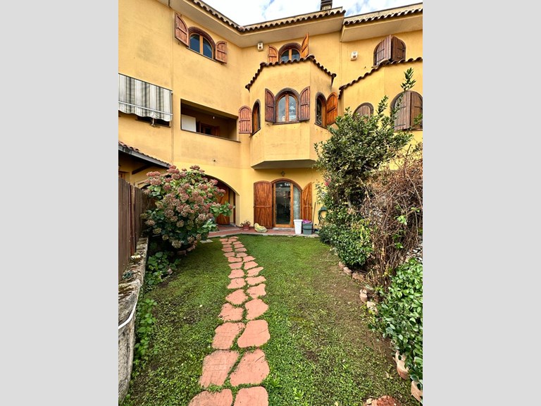 Villetta a schiera in Affitto a Guidonia Montecelio, zona COLLEVERDE SECONDO, 270'000€, 170 m²