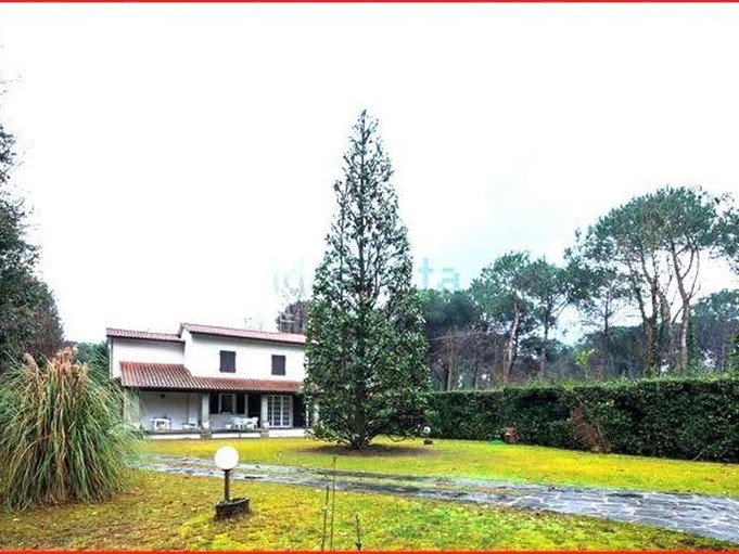 Villa in Vendita a Massa, zona Poveromo, 800'000€, 167 m², arredato, con Box