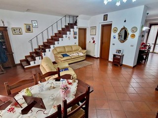 Villetta a schiera in Vendita a Calci, zona La Gabella, 325'000€, 230 m², con Box