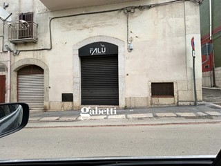Negozio in Affitto a Canosa di Puglia, 450&euro;, 90 m²