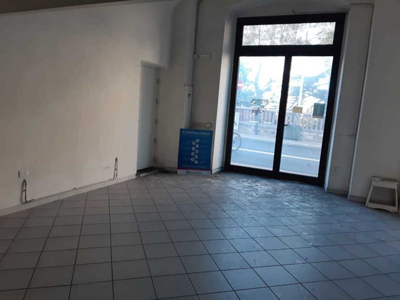 Attività commerciale in Affitto a Imperia, zona Porto Maurizio, 700€, 90 m²