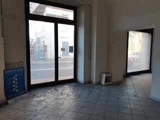 Attività commerciale in Affitto a Imperia, zona Porto Maurizio, 700€, 90 m²