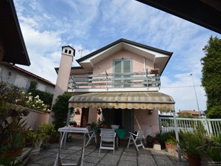 Casa Indipendente in Vendita a Borgomanero, 600'000€, 300 m²