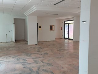 Negozio in Vendita a San Prisco, zona centro via Agostino Stellato, 240'000€