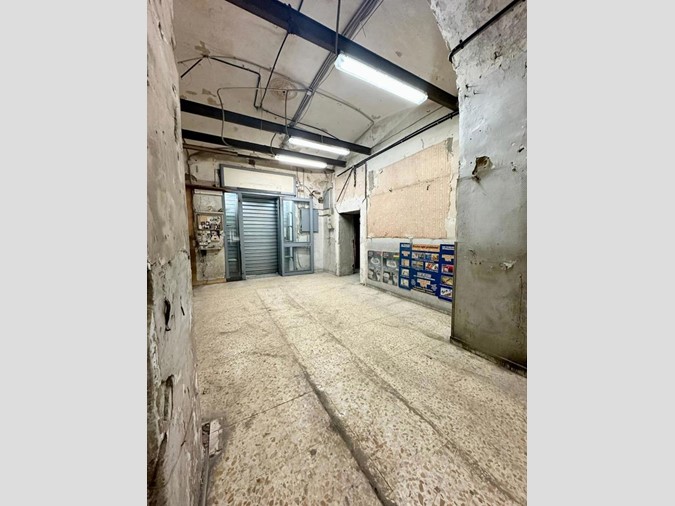 Negozio in Affitto a Napoli, 2'000€, 50 m²