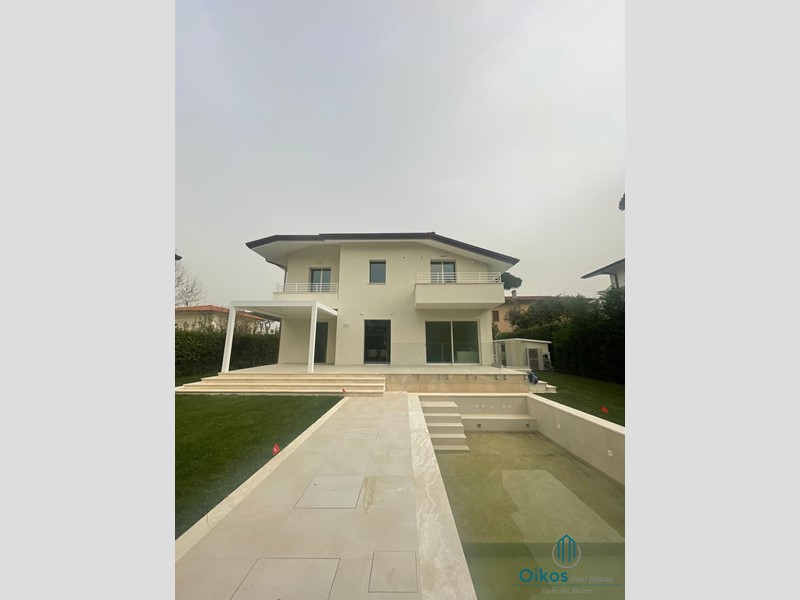 Villa in Affitto a Pietrasanta, zona Marina di Pietrasanta, 50'000&euro;, 200 m², arredato
