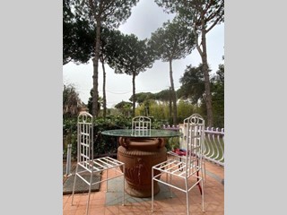 Casa Semi Indipendente in Vendita a Massa, zona Ronchi, 1'690'000€, 250 m²