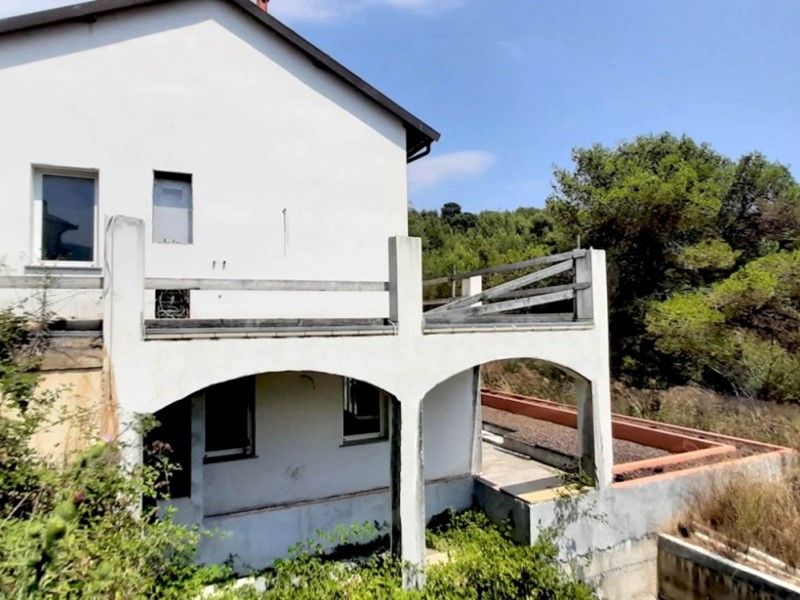 Casa Indipendente in Vendita a Andora, zona San Bartolomeo, 320'000€, 217 m², con Box
