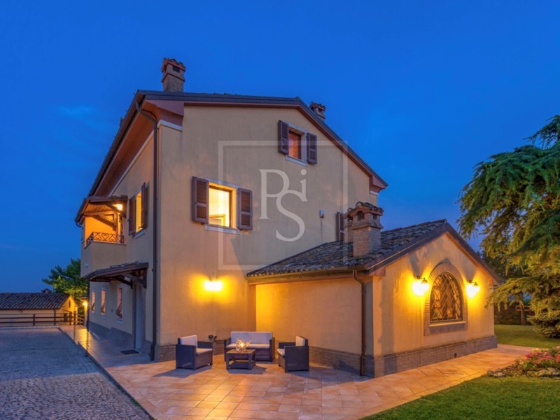 Casa Indipendente in Vendita a Senigallia, 450 m², con Box