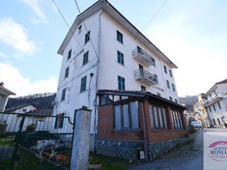 Immobile commerciale in Vendita a Urbe, 190'000€, 800 m²