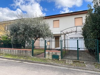 Villetta a schiera in Vendita a Crespina Lorenzana, zona Cenaia, 209'000€, 140 m², con Box
