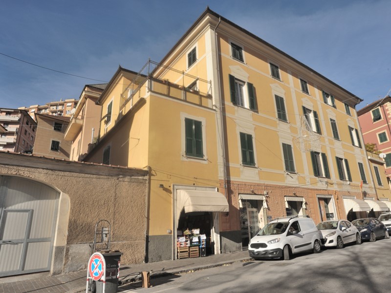 Negozio in Vendita a Genova, zona Pontedecimo, 85'000€, 80 m²