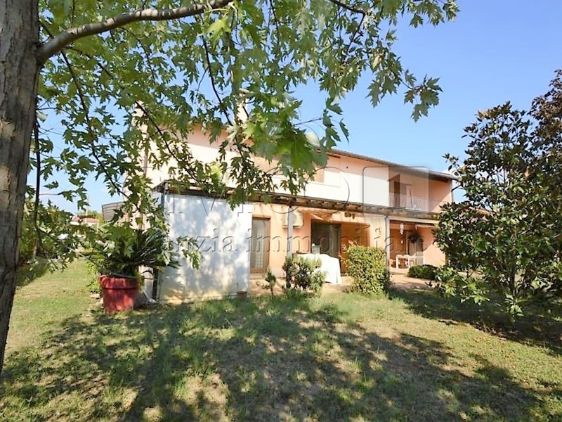 Casa Indipendente in Vendita a Noventa Vicentina, 350'000€, 396 m², con Box