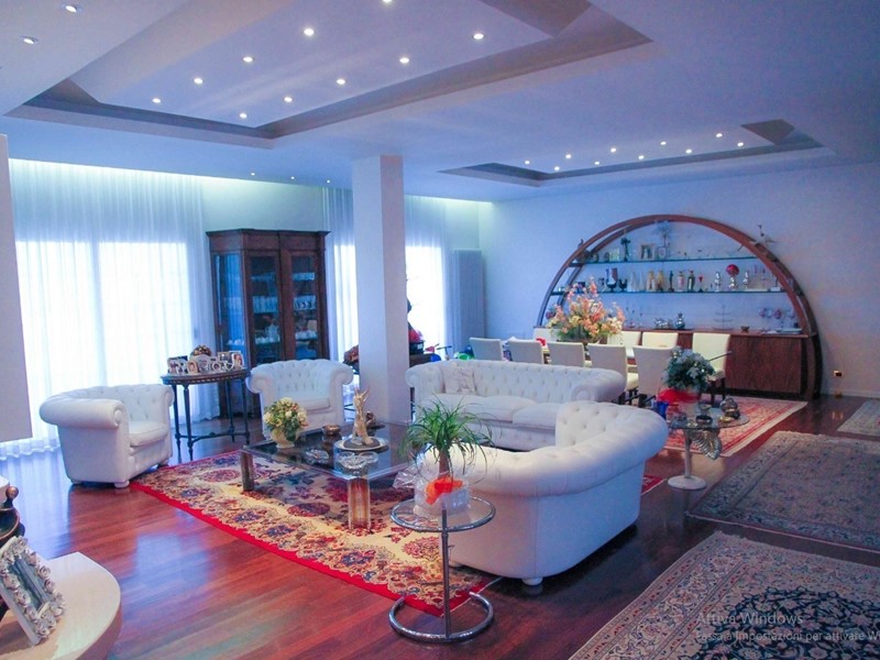 Casa Indipendente in Vendita a Misano Adriatico, zona Misano Monte, 300 m², con Box