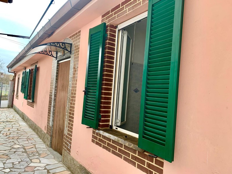 Villa bifamiliare in Vendita a Castelnuovo Magra, zona Molicciara, 140'000€, 90 m², con Box