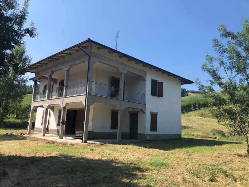 Villa in Vendita a Valsamoggia, 400'000€, 700 m²