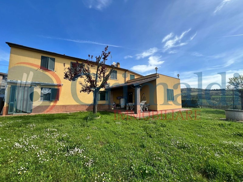 Casa Indipendente in Vendita a Corciano, 240 m²