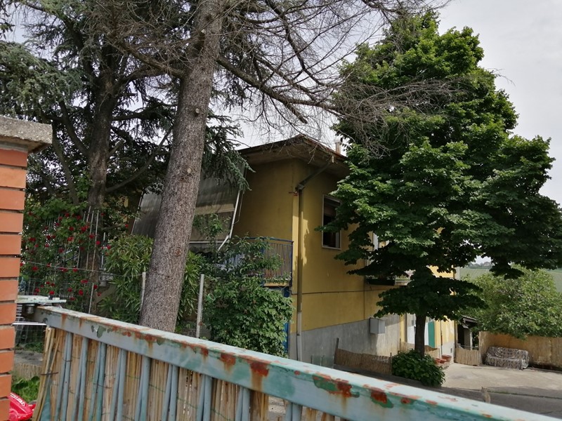 Casa Semi Indipendente in Vendita a Rovescala, 108'000€, 195 m²