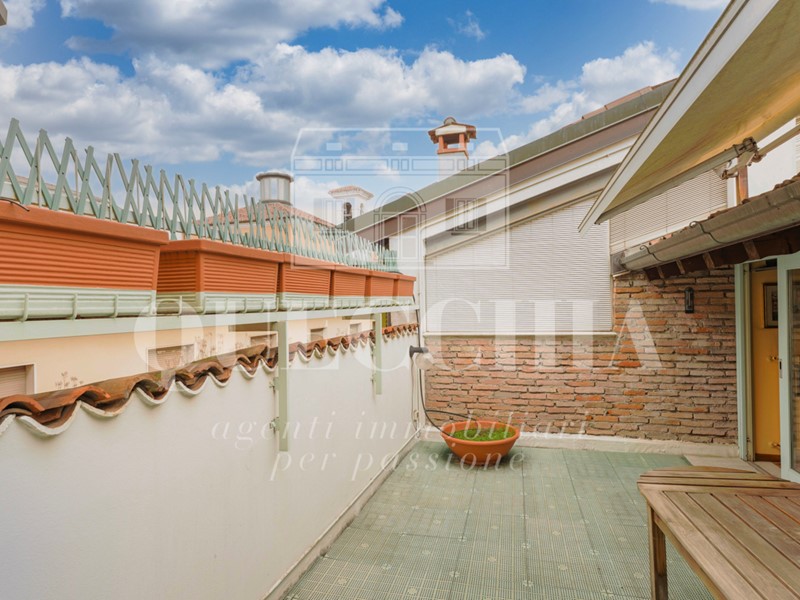 Appartamento in Vendita a Brescia, zona Zona Centro, 730'000€, 253 m², con Box