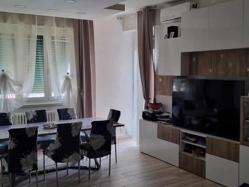 Appartamento in Vendita a Limbiate, 300'000€, 115 m², arredato, con Box