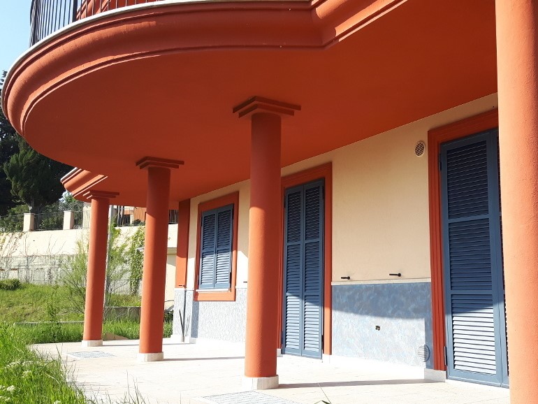 Casa Indipendente in Vendita a Offida, 225'000€, 290 m², con Box