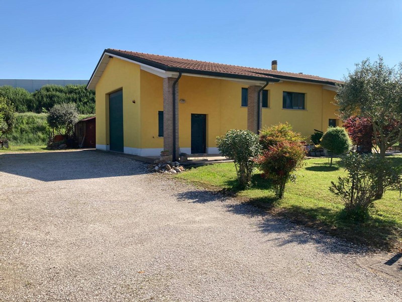 Casa Indipendente in Vendita a San Giorgio Bigarello, 250'000€, 260 m²