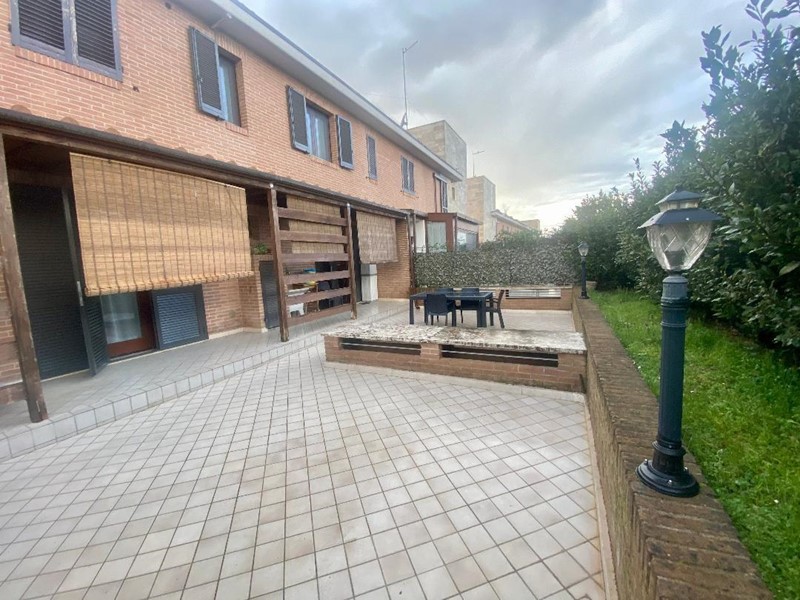 Casa Semi Indipendente in Vendita a Monteriggioni, zona Fornacelle, 490'000€, 240 m², arredato, con Box