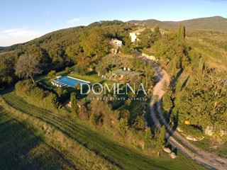 Casale in Vendita a Sarteano, 2'200'000€, 900 m², arredato