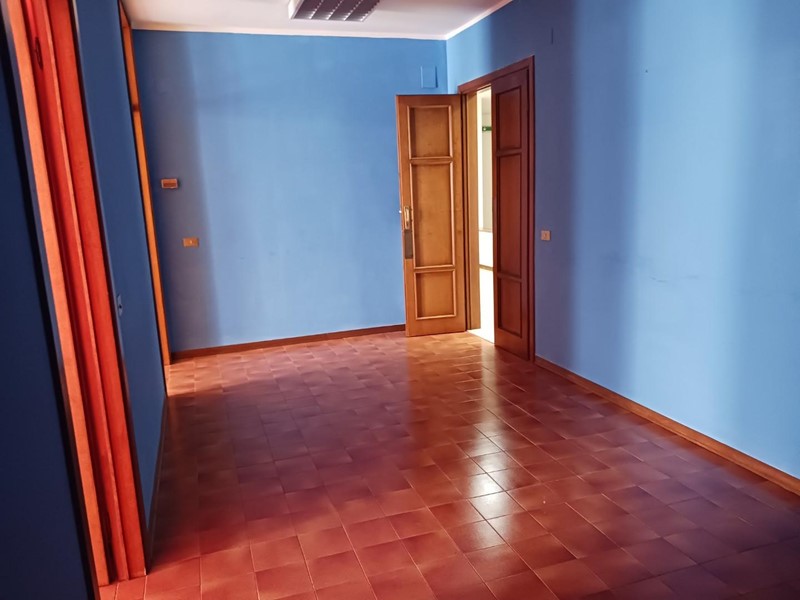 Ufficio in Affitto a Cascina, 650€, 77 m²