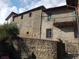 Casale in Vendita a Comano, 50'000€, 400 m²