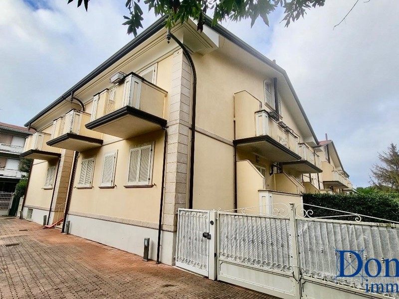 Quadrilocale in Vendita a Massa, zona Marina di Massa, 320'000€, 85 m², arredato