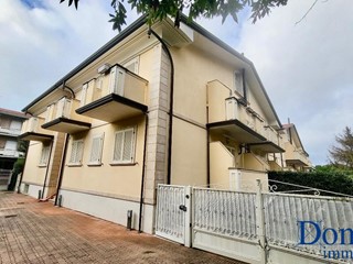 Quadrilocale in Vendita a Massa, zona Marina di Massa, 320'000€, 85 m², arredato