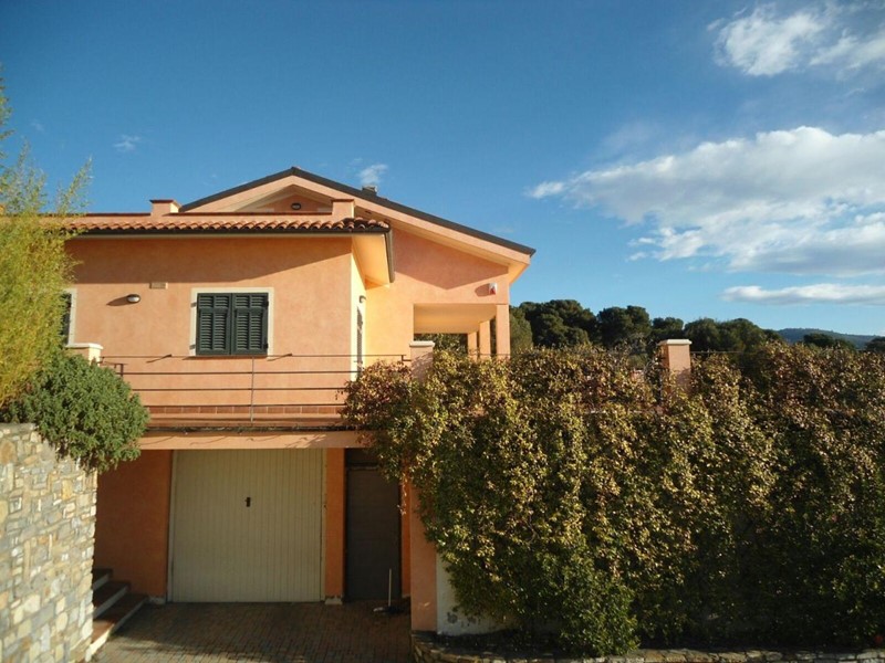Villa in Vendita a Diano Marina, 240 m², con Box