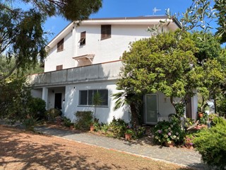 Villa in Vendita a Imperia, 690'000€, 300 m², con Box