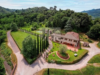 Casa Indipendente in Vendita a Lucca, zona Monte San Quirico, 3'850'000€, 920 m², con Box