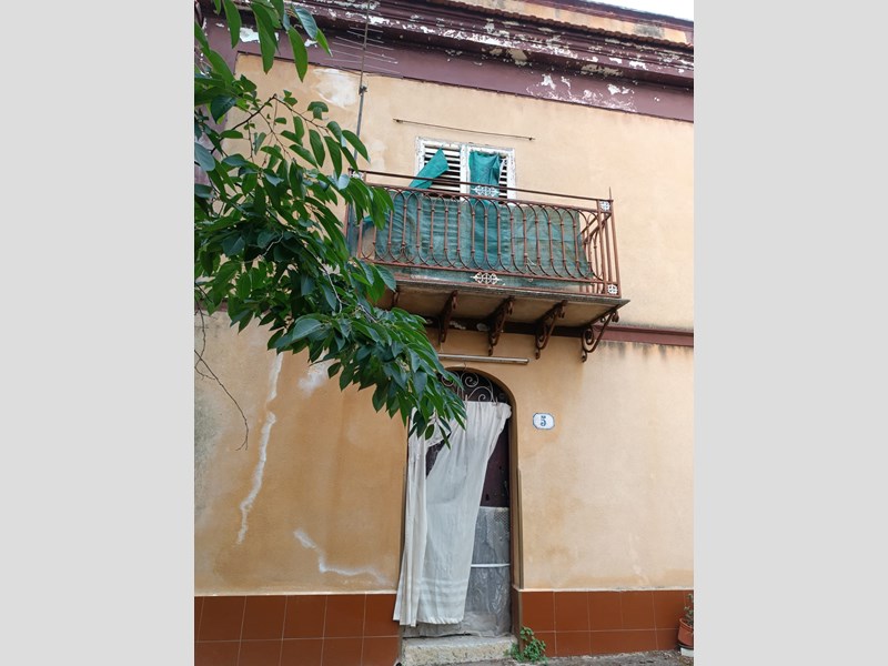 Villetta a schiera in Vendita a Monreale, zona Aquino, 120'000€, 334 m²