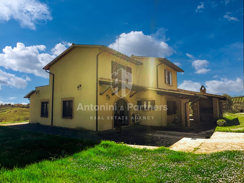 Casa Indipendente in Vendita a Todi, 490'000€, 215 m²
