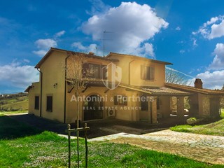 Casa Indipendente in Vendita a Todi, 490'000€, 215 m²