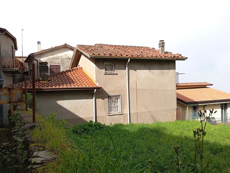 Casa Indipendente in Vendita a Fosdinovo, 130'000&euro;, 140 m²