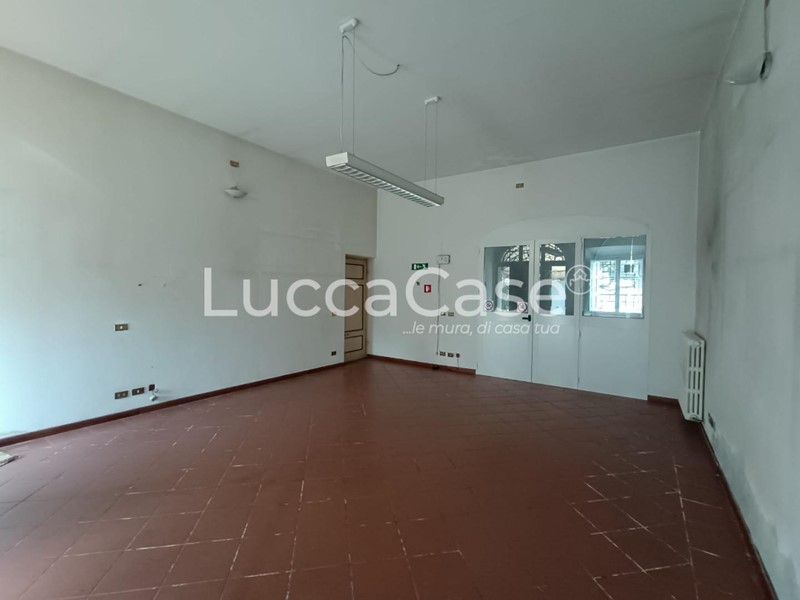 Immobile commerciale in Affitto a Capannori, zona Lammari, 450€, 60 m²