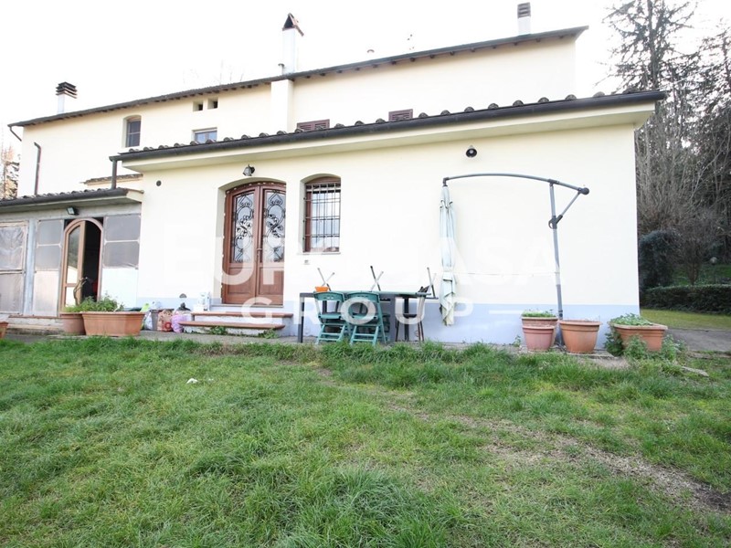 Villa in Vendita a Lucca, zona Gattaiola, 550'000€, 355 m²