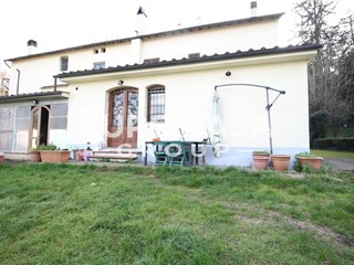 Villa in Vendita a Lucca, zona Gattaiola, 550'000€, 355 m²