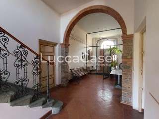 Immobile commerciale in Affitto a Capannori, zona Lammari, 1'200€, 120 m²
