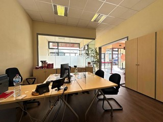 Negozio in Affitto a Arezzo, 2'100€, 174 m²