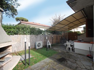 Casa Semi Indipendente in Vendita a Pietrasanta, zona Marina Di Pietrasanta, 750'000€, 